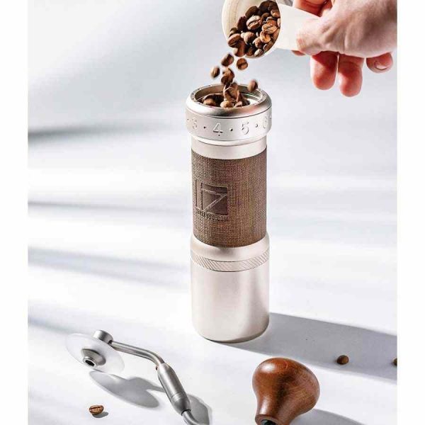 Moedor de café ultrafino Zpresso K-Ultra, ideal para café fresco em casa ou em viagem. Compacto e dobrável para conveniência máxima.