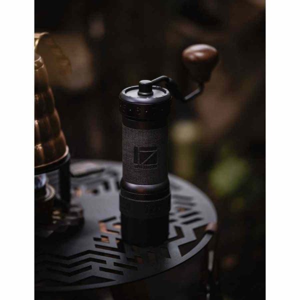 Moedor de café portátil de alta qualidade Zpresso K-Ultra, ideal para viagens ou em casa. Aproveite o aroma fresco do café moído na hora!