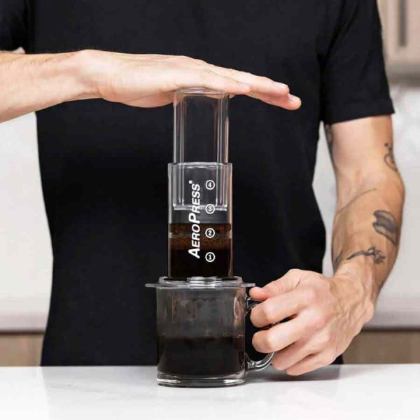 Cafeteira Transparente AeroPress - Prepare café de qualidade com esta cafeteira inovadora. Delicie-se com o sabor puro e intenso do café. Compre já!