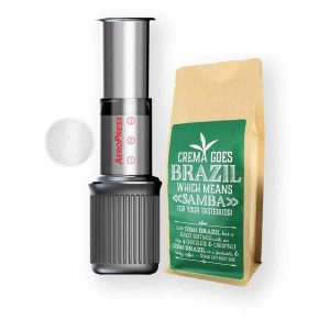 Cena: Cafeteira AeroPress Go + Filtro Metálico + Crema Brasil 250g. Prepare café delicioso em qualquer lugar!