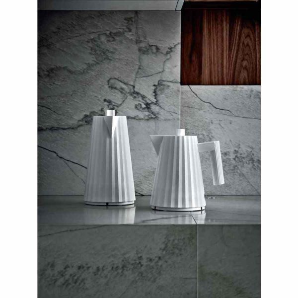 Chaleira Elétrica Alessi MDL06 Plissé 1,7 l - Design sofisticado para aquecer água com facilidade. Ideal para sua cozinha moderna. Compre já!