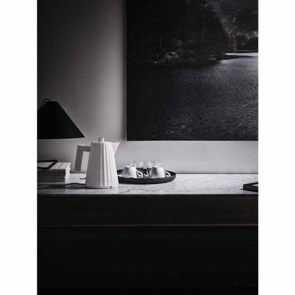 Chaleira Elétrica Alessi MDL06/1 Plissé 1,0 l para preparar chá perfeito em casa. Design elegante e qualidade premium. Ideal para sua cozinha!