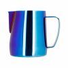 Jarra de leite Barista Space azul, ferramenta essencial para arte latte. Compre agora esta jarra de alta qualidade para preparar deliciosas bebidas. Aproveite!