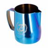 Jarra de leite Barista Space azul, utensílio de alta qualidade para espumar leite. Perfeito para latte art e café delicioso. Compre já!