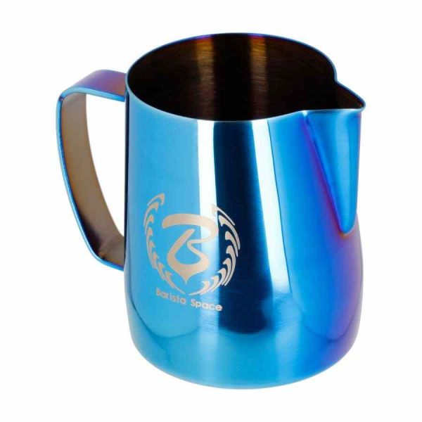 Jarra de leite Barista Space azul, utensílio de alta qualidade para espumar leite. Perfeito para latte art e café delicioso. Compre já!