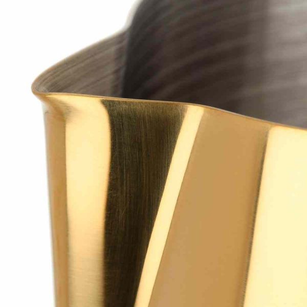 Jarra de leite Barista Space dourada para espumar o leite com elegância - acessório de barista de alta qualidade disponível online.