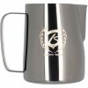 Jarra de leite Barista Space em titânio preto para café perfeito. Ideal para baristas e entusiastas do café. Compre já!