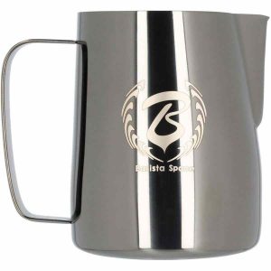 Jarra de leite Barista Space em titânio preto para café perfeito. Ideal para baristas e entusiastas do café. Compre já!