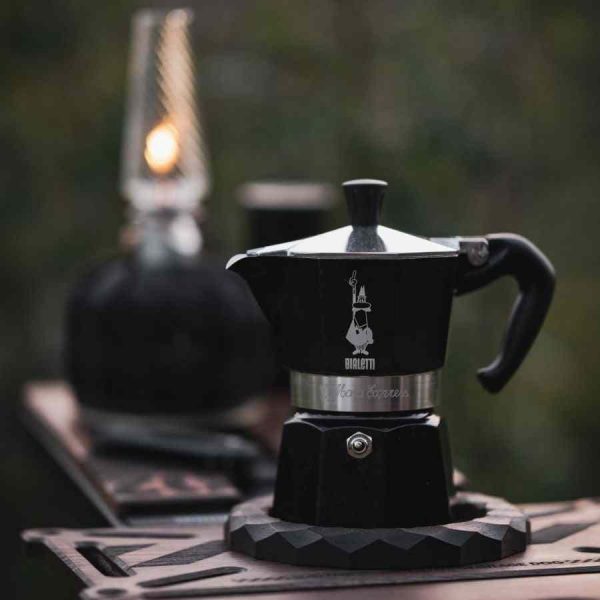 Máquina de café expresso com fogão Bialetti Moka Express, preta - Prepare café expresso premium em casa com estilo e facilidade. Ideal para amantes de café exigentes. Compre já!