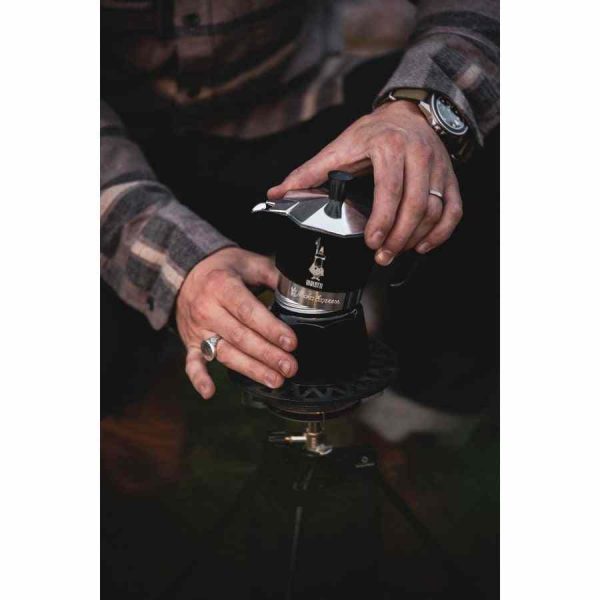 Máquina de café expresso com fogão Bialetti Moka Express em preto - Prepare café de alta qualidade em casa com esta máquina premium. Aproveite!