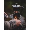 Máquina de café expresso com fogão Bialetti Moka Express preta, um clássico intemporal para amantes de café exigentes. Ideal para casa ou escritório!