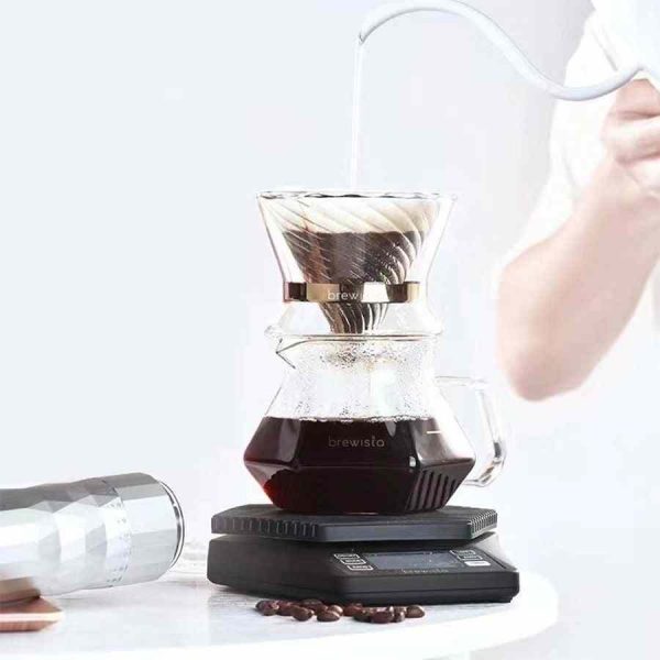 Gotas de café caindo no Gotejador de vidro de parede dupla Brewista Tornado Duo, um equipamento de qualidade para café. Compre online agora.