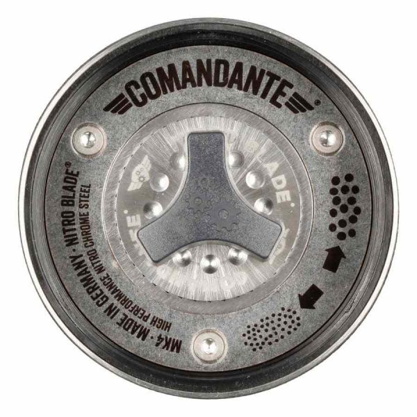 Moedor de café manual Commander C40 MK4 Nitro Blade para provar cafés perfeitamente moídos. Ideal para amantes de café exigentes.