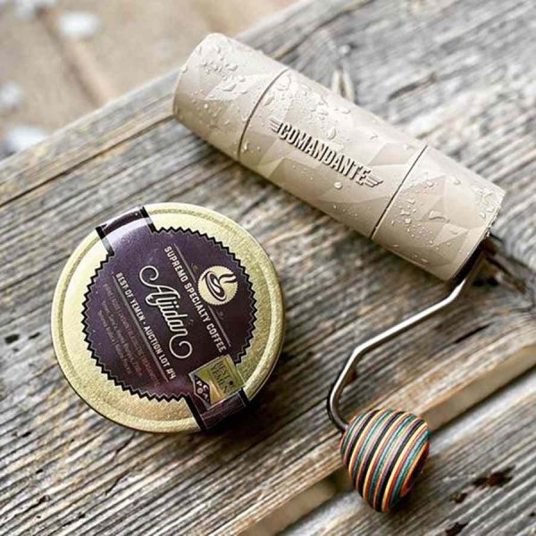 Moedor de café manual Commander X25 Trailmaster, Dune - Melhor qualidade para moer café fresco em casa. Compre online agora!