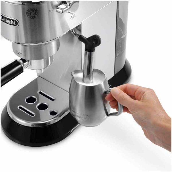 Máquina de café expresso DeLonghi Dedica EC685.M em aço - Prepare cafés incríveis em casa com esta máquina expresso premium. Ideal para os amantes de café exigentes!