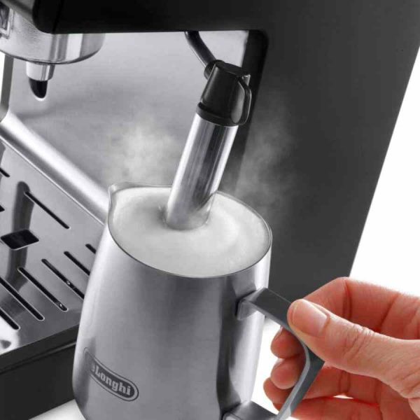 Máquina de café expresso DeLonghi ECP33.21.BK, elegância em prata e preto para o seu café perfeito. Ideal para os amantes de café exigentes.
