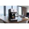 Máquina de café expresso DeLonghi ECP33.21.BK em prata/preto: prepare cafés deliciosos em casa. Aproveite a qualidade desta máquina compacta!
