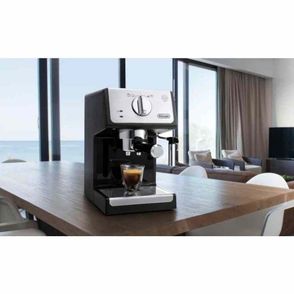 Máquina de café expresso DeLonghi ECP33.21.BK em prata/preto: prepare cafés deliciosos em casa. Aproveite a qualidade desta máquina compacta!