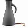 Jarro térmico Eva Solo 1,0 l, cinza escuro fosco - Mantenha a sua bebida quente por mais tempo com este jarro térmico de design elegante. Ideal para usar em casa ou no trabalho.