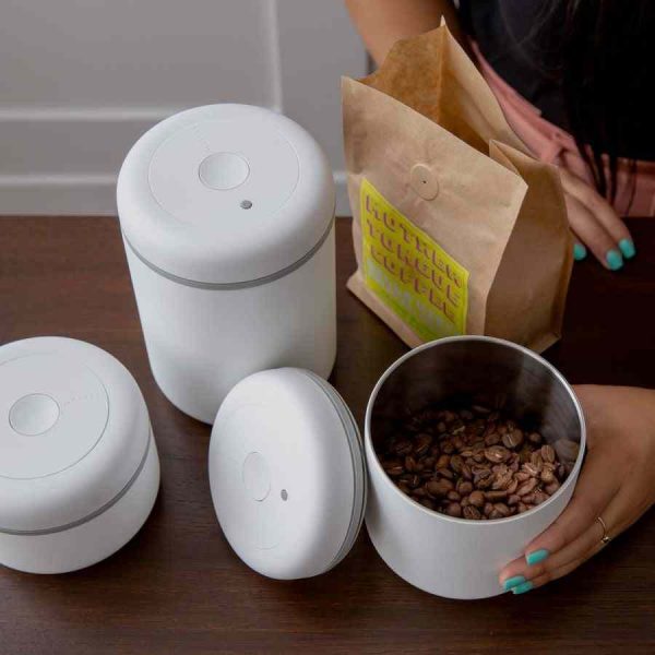 Recipientes a vácuo Fellow Atmos para café em grão, elegantes e duráveis, branco fosco. Armazene seu café com estilo e frescor!