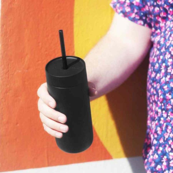 Caneca isolada Fellow Carter Cold Tumbler 473 ml, preto fosco - Mantenha as suas bebidas geladas por mais tempo com esta elegante caneca isolada. Ideal para uso diário. Compre já!