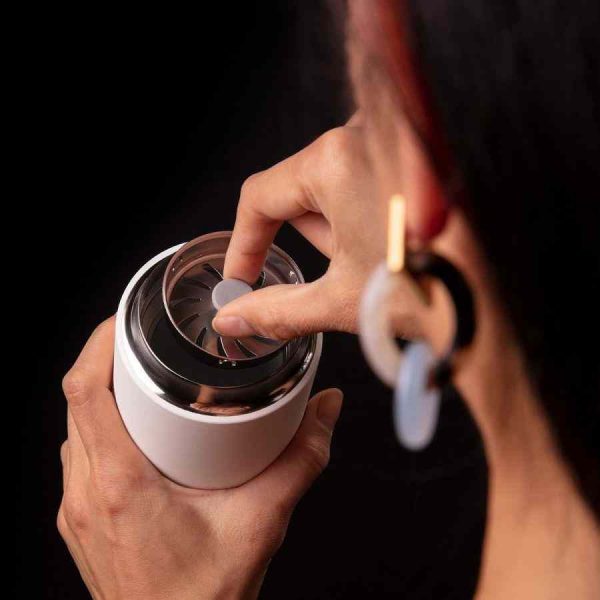 Caneca Fellow Carter Move 236 ml, preto fosco, ideal para café ou chá quente. Estilo sofisticado e durabilidade excepcional. Must-have para sua coleção!