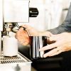 Jarra de leite Fellow Eddy para vaporizar 350 ml, a solução perfeita para espumar o leite de forma profissional. Ideal para baristas!