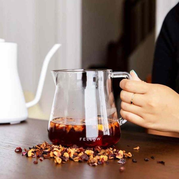 Fotografia de uma jarra de vidro pequena Fellow Mighty de 500 ml, ideal para servir com elegância e qualidade. Perfeito para sua casa.