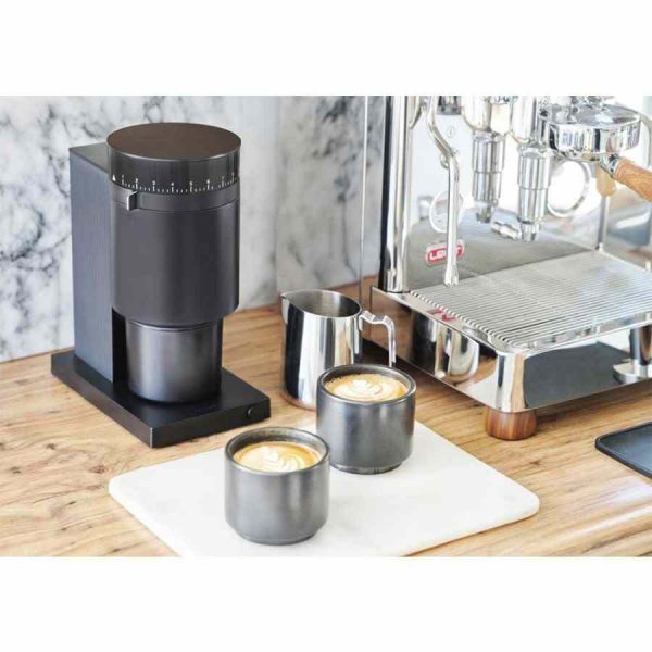 Moedor de café Opus com rebarbas cônicas, ideal para moagem precisa. Companheiro perfeito para apreciadores de café exigentes.