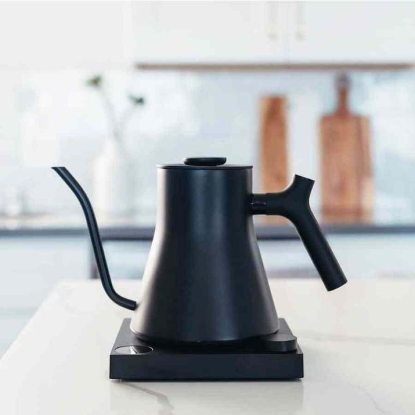 Chaleira elétrica Fellow Stagg EKG Pro 900 ml, preto fosco para café de qualidade premium. Ajuste temperatura variável. Compre já!