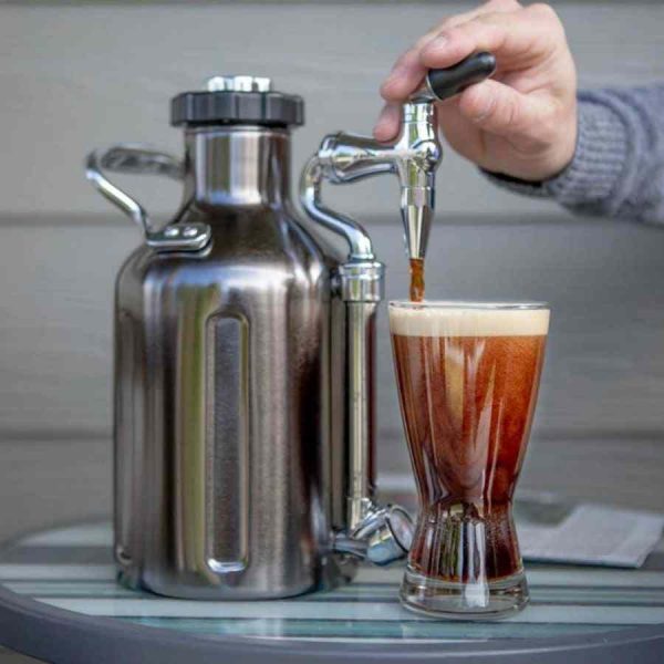 Cafeteira GrowlerWerks uKeg Nitro Cold Brew - Desfrute do melhor café gelado em casa com esta máquina de qualidade premium. Ideal para amantes de café!