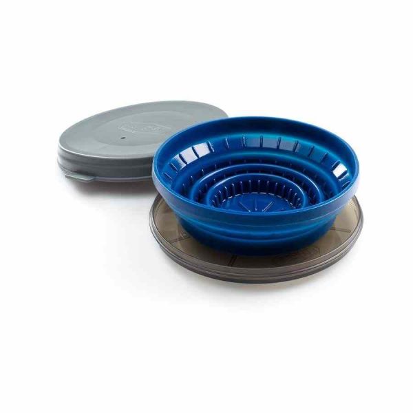 Cafeteira GSI Outdoors JavaDrip dobrável em azul, ideal para acampamentos e viagens ao ar livre. Aprecie um café fresco em qualquer lugar!