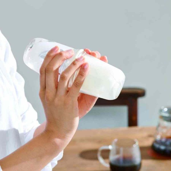Agitador Hario Latte premium, em branco - para cafés cremosos e deliciosos. Compre online e inove na sua chávena de café!