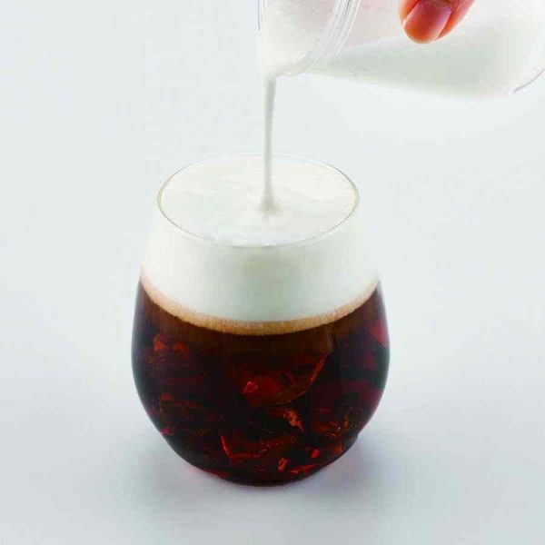 Agitador Hario Latte Branco, ideal para cafés cremosos. Adquira já este produto de qualidade premium para preparar bebidas deliciosas!