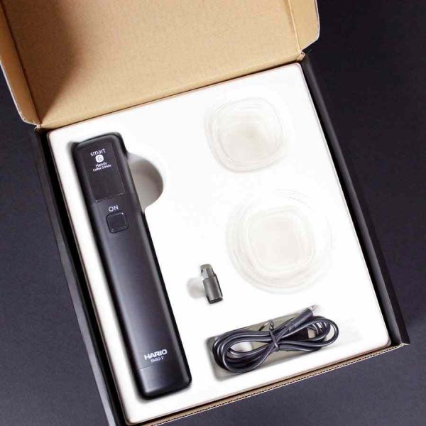 Moinho portátil Hario Mobile Mill Stick + Adaptador BESTbrew Commander para café fresco. Acessório premium para os amantes do café.