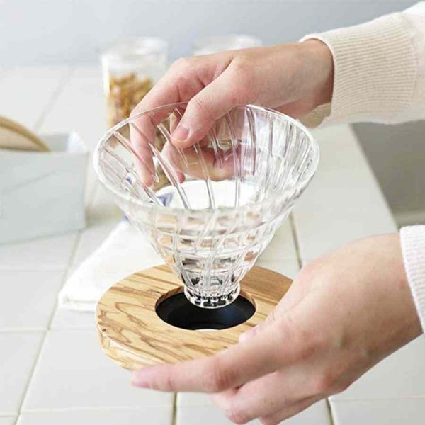 Gotejador de vidro Hario Olive Wood V60 tamanho 01 - Elegância e qualidade no preparo do café. Compre agora este acessório premium!