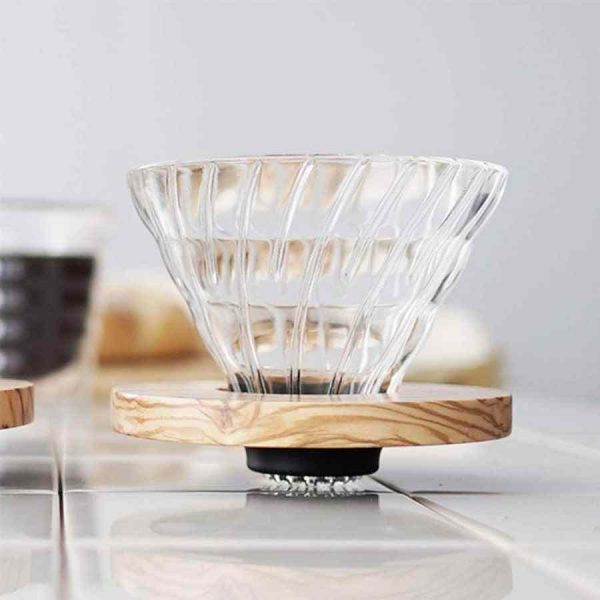 Gotejador de vidro Hario Olive Wood V60 tamanho 01 - Desfrute de café perfeito com este elegante e durável acessório para café em sua cozinha. Compre agora!