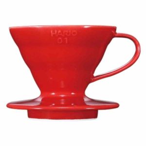 Gotejador de café em cerâmica Hario V60 tamanho 01 para extração perfeita de café fresco. Ideal para apreciadores de café.