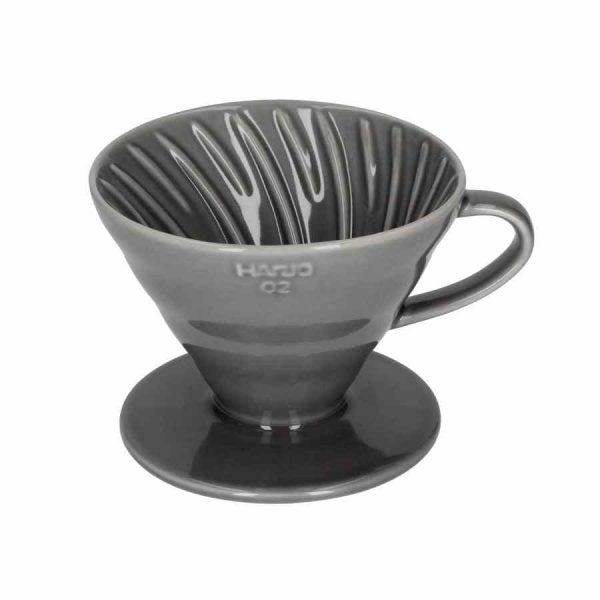 Gotejador de café em cerâmica Hario V60 tamanho 02 para preparar café artesanalmente em casa. Produto de alta qualidade para os amantes de café.