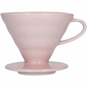 Gotejador de café em cerâmica Hario V60 tamanho 02 para extração perfeita de café fresco. Aprecie o aroma e sabor único do seu café preferido.