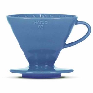 Gotejador de café em cerâmica Hario V60 tamanho 02 para infusionar sabores intensos. Ferramenta essencial para apreciar um café aromático. Compre já!