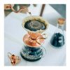 Gotejador de cobre Hario V60 tamanho 02 para café fresco artesanal. Aprecie a qualidade com este utensílio de preparação de café premium.