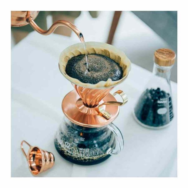 Gotejador de cobre Hario V60 tamanho 02 para café fresco artesanal. Aprecie a qualidade com este utensílio de preparação de café premium.