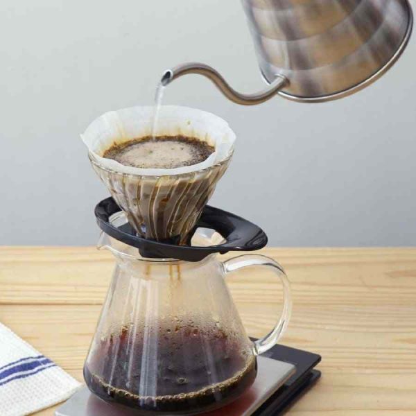 Gotejador de café de vidro Hario V60 tamanho 02 em preto - prepare café incrível em casa com este elegante acessório de café artesanal.