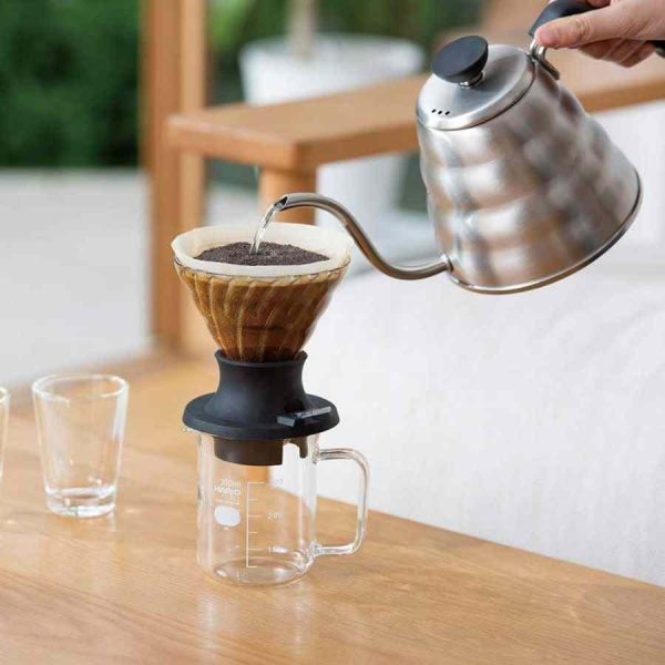 Interruptor gotejador de imersão Hario V60 tamanho 02 para café fresco e aromático. Compre agora e eleve sua experiência de café!