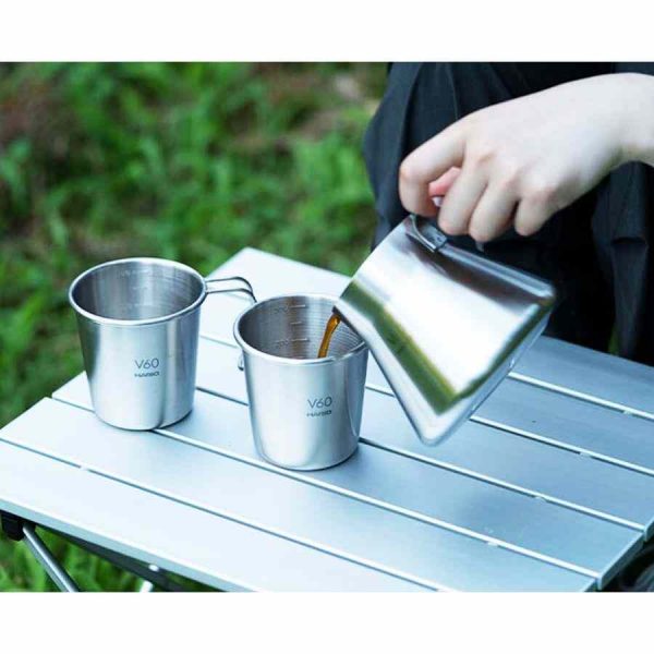 Caneca empilhável de metal para exterior Hario V60 320 ml - Durável e elegante caneca para café ao ar livre. Ideal para apreciar a sua bebida favorita em grande estilo.