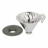 Gotejador de metal Hario V60 Outdoor tamanho 02 - verde esfumaçado com base de silicone resistente. Equipamento premium para café online.