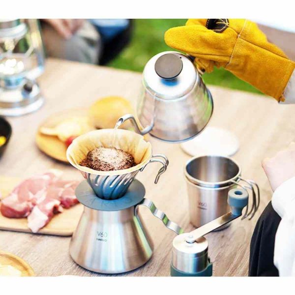 Gotejador de café em metal Hario V60 Outdoor nº 02, base verde esfumaçado. Equipamento de alta qualidade para café coado.