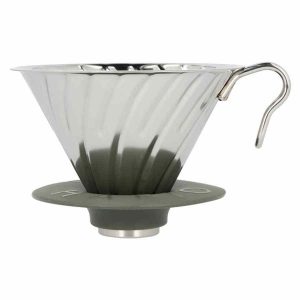 Gotejador de café Hario V60 Outdoor, metal verde fumado tamanho 02 com base de silicone - Equipamento premium para preparar café artesanal.