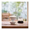 Bandeja coletora elegante em porcelana Hario V60 para café filtrado de qualidade. Adicione charme à sua rotina matinal!